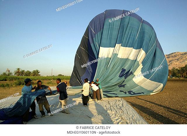 Deflation of the balloon on the landing site by the ground crew