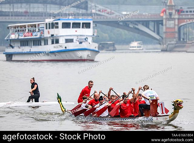 RUSSIA, MOSCOW - SEPTEMBER 2, 2023: Athletes take part in a dragon boat race during the Goodwill Cup international canoeing and kayaking competition on the...