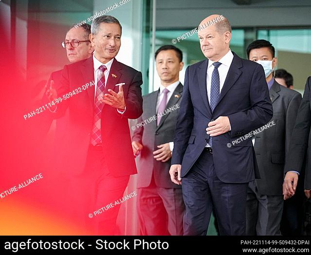 14 November 2022, Singapore, Singapur: Vivian Balakrishnan (l), Foreign Minister of Singapore, receives German Chancellor Olaf Scholz (r