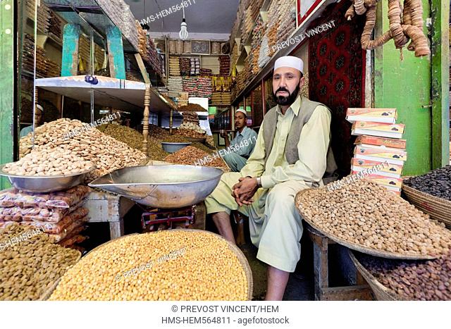 Afghanistan, Kabul, Chahari Sadarat, lentils seller