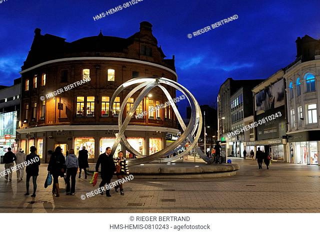 United Kingdom, Northern Ireland, Belfast, the sculpture Spirit of Belfast by Dan George in Arthur Square and Cornmarket