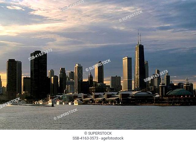 USA, ILLINOIS, CHICAGO, LAKE MICHIGAN, VIEW OF NAVY PIER AND SKYLINE