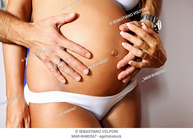 mani di una coppia con donna incinta