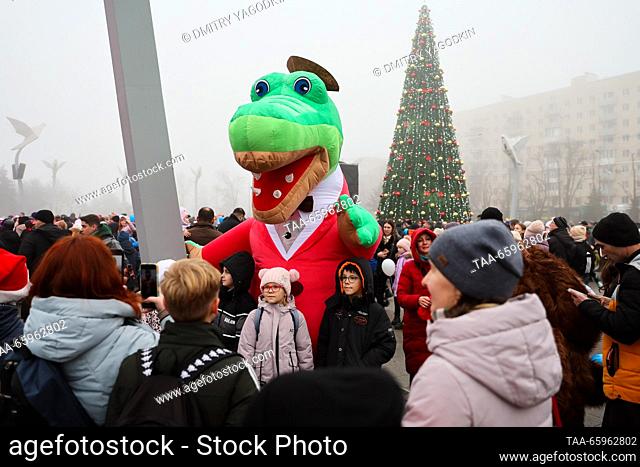 RUSSIA, MARIUPOL - DECEMBER 21, 2023: A performer and kids are seen at the opening of a Christmas tree. Dmitry Yagodkin/TASS
