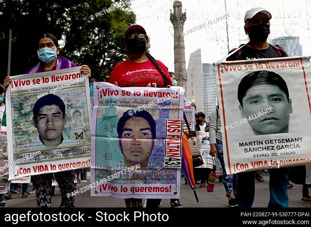 26 August 2022, Mexico, Mexiko-Stadt: Protesters take part in a demonstration for justice for the 43 disappeared Ayotzinapa students