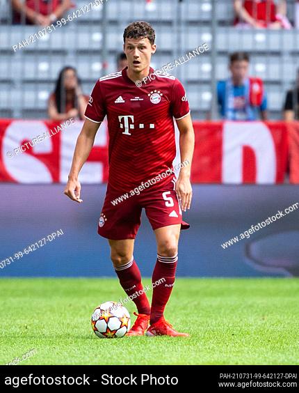 31 July 2021, Bavaria, Munich: Football: Test matches, FC Bayern München - SSC Napoli at Allianz Arena. Benjamin Pavard from Munich plays the ball