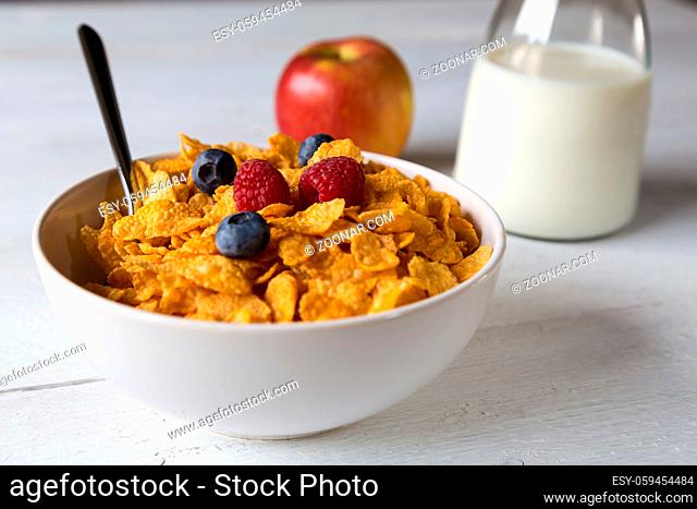 Cornflakes in einer Schale mit Milch und Früchten