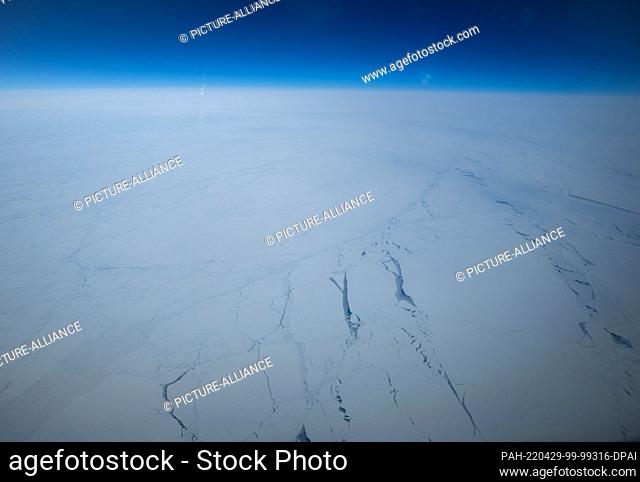 29 April 2022, Nordpol/Berlin: View from the cockpit of the Air Force Airbus A350 with the German Chancellor from Tokyo over the North Pole to Schönefeld to the...