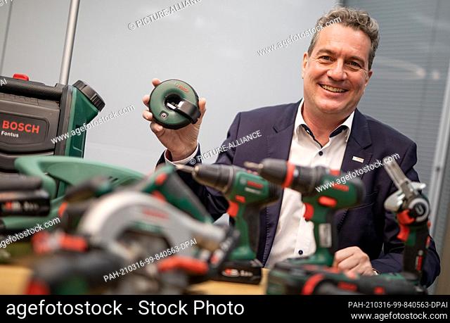 15 March 2021, Baden-Wuerttemberg, Leinfelden-Echterdingen: Henk Becker, chairman of the board of Bosch Power Tools, holds an Atino line laser in his hand at...