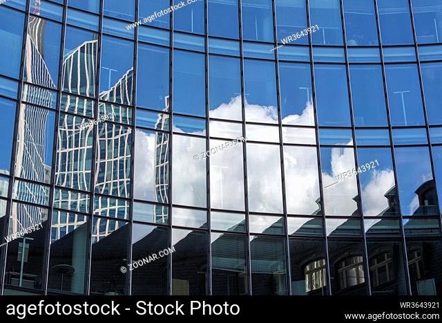Fassade eines modernen Bürogebäudes in Frankfurt, Deutschland, mit Spiegelung