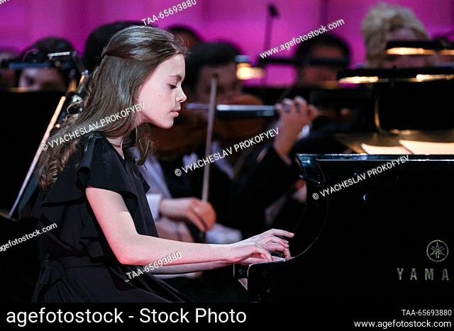 RUSSIA, MOSCOW - 12 de diciembre de 2023: El segundo lugar ganador en la categoría de piano, pianista Anna Karakina, realiza durante una ceremonia de premiación...