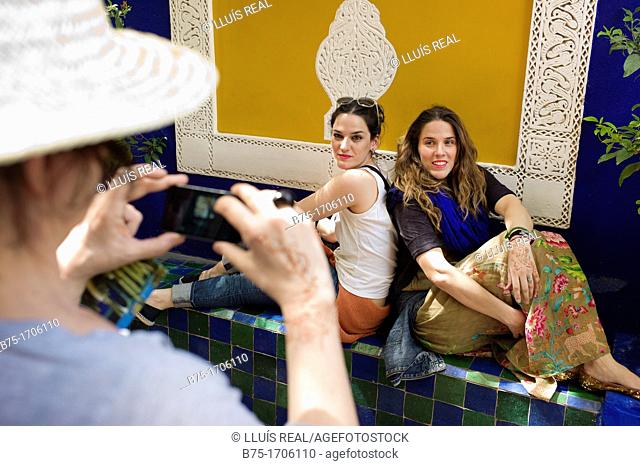 turista de vacaciones fotografiando a dos chicas jovenes, holiday tourist photographing two young girls