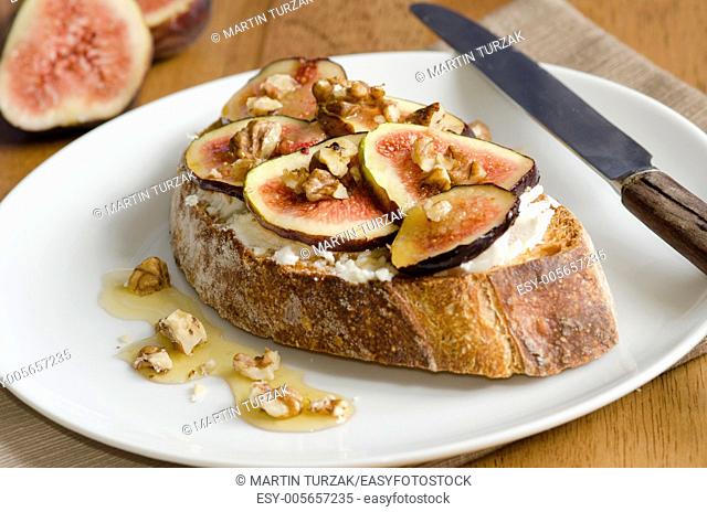 Toast with honey-roast figs and nuts