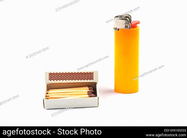 Streichholzschachtel und Feuerzeug auf weißem Hintergrund - Open matchbox and lighter on white background