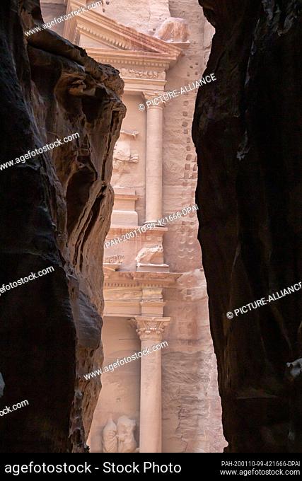 19 October 2018, Jordan, Petra: View of the treasure house Khazne al-Firaun in the red sandstone rock town of Petra. The building, decorated with columns