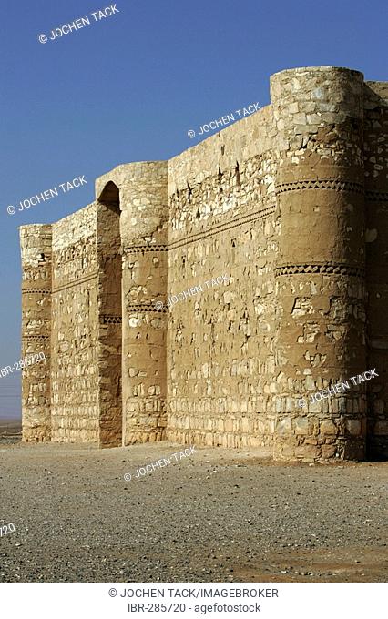 JOR, Jordan : Desert Castle Qasr al-Kharana, caravansery from 710 aC. at desert road 40. |