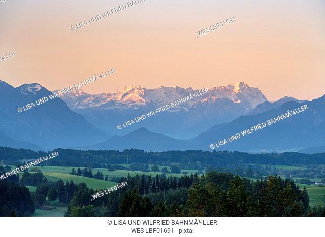 Germany, Bavaria, Upper Bavaria, Pfaffenwinkel, near Murnau, Aidlinger Hoehe, Ester Mountains and Wetterstein with Zugspitze