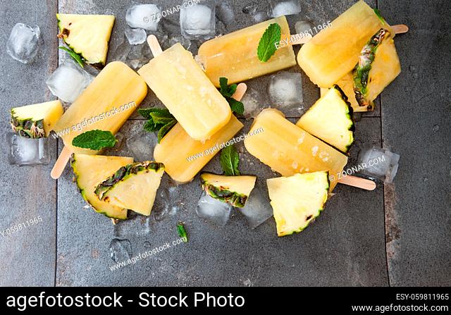 Hausgemachtes Eis am Stiel mit frischer Ananas