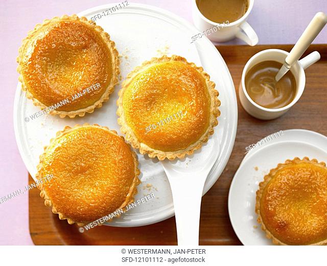 Almond cakes with apricot jam