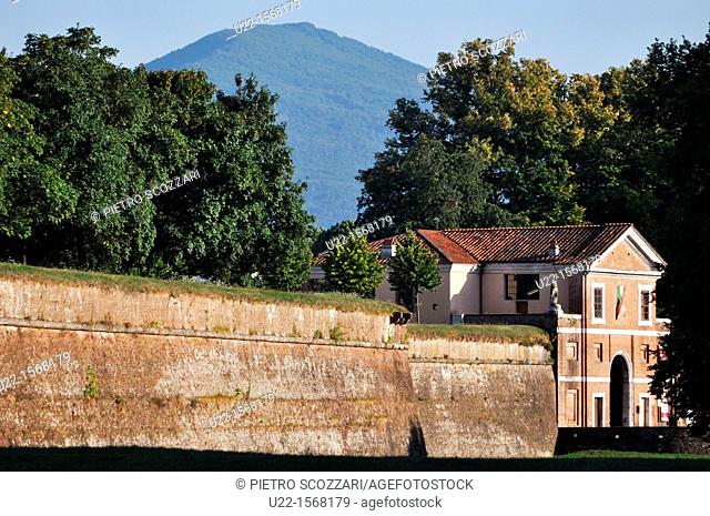 Lucca (Italy): the walls that surround the city’s center