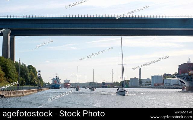 Straßenbrücke über den Nord Ostsee Kanal bei Kiel. Bridge cross Nort Sea Baltic canal bear Kiel