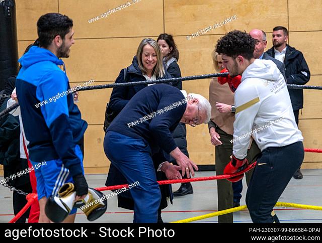 07 March 2023, Saarland, Völklingen: Federal President Frank-Walter Steinmeier climbs out of the boxing ring during a visit to Boxclub 82 in Völklingen