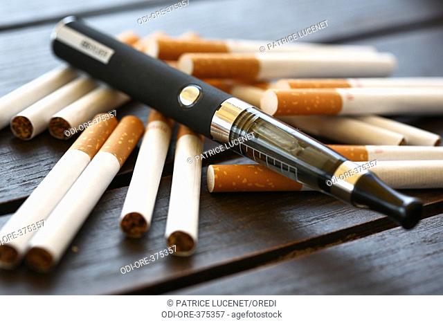 Electronic cigaret and cigarets