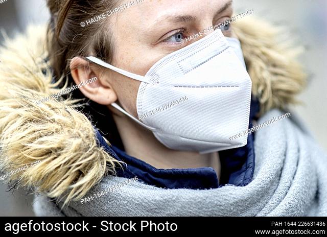 A young woman wears a FFP2 protective mask in the citycenter of Oldenburg (Germany), 13 December 2020. - Oldenburg/Niedersachsen/Deutschland