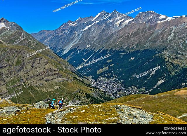 Wanderer auf dem Abstieg ins Tal nach Zermatt, Wallis, Schweiz / Hikers descending on the trail back to Zermatt, Valais, Switzerland