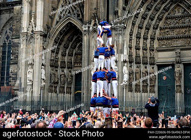 dpatop - 06 June 2022, North Rhine-Westphalia, Cologne: Around 180 human tower builders from the Castellers de la Vila de Gracia human tower association from...