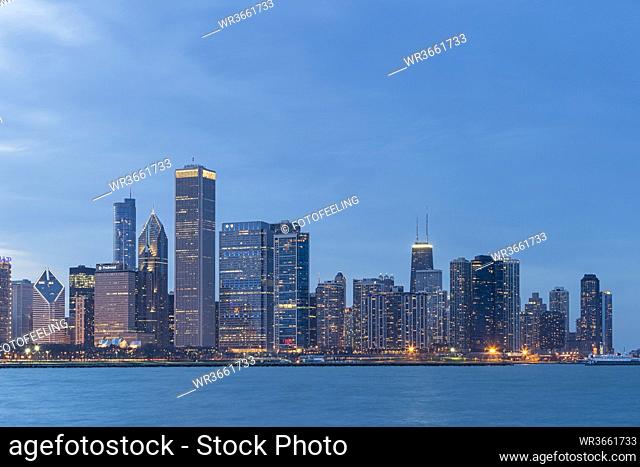 USA, Illinois, Chicago, View of skyline with Lake Michigan