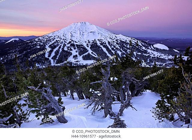 volcano, vulcan, peak, mountain, Cascade Range, Oregon, OR, USA, America, United States, winter, ski, skiing, ski resort, trail, trails, tracks, slope, slopes