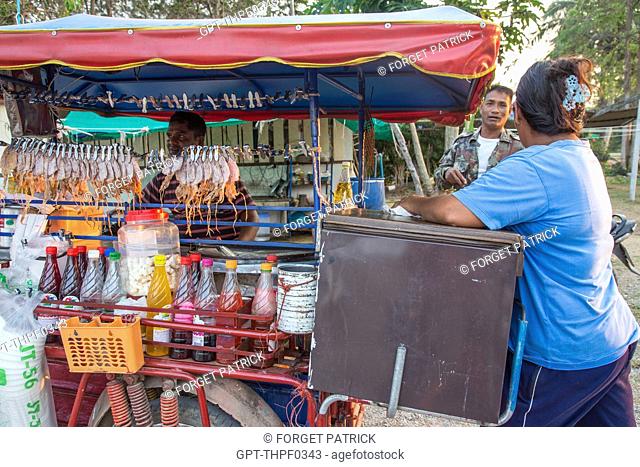 STREET VENDOR SELLING DRIED SQUID AND COLD DRINKS, SMALL FISHING VILLAGE, BANG SAPHAN, THAILAND, ASIA