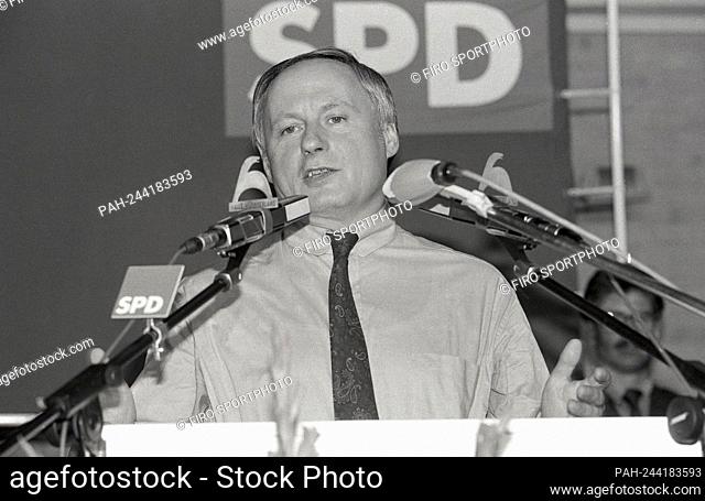 firo: 10/1990 Politics Archive Bundestag election campaign 1990 first election after German unification Top candidate Oskar Lafontaine of the SPD at an election...