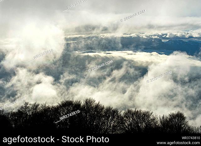 Vorbeiziehende Wolken und Nebel über dem Arve-Tal in den Savoyer Voralpen bei Bonneville, Hochsavoyen, Frankreich / Drifting clouds and fog in the Arve Valley...