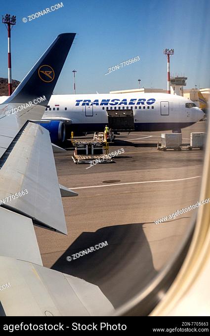 Ein Flugzeug der Fluggesellschaft Transaero auf dem Flughafen Heraklion auf Kreta. Aus der Kabine eines Condor Jets gesehen