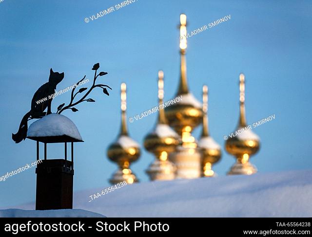 RUSSIA, VLADIMIR REGION - DECEMBER 8, 2023: A weather vane and gilded domes of the Church of Christ's Entry Into Jerusalem in the town of Suzdal on a frosty...