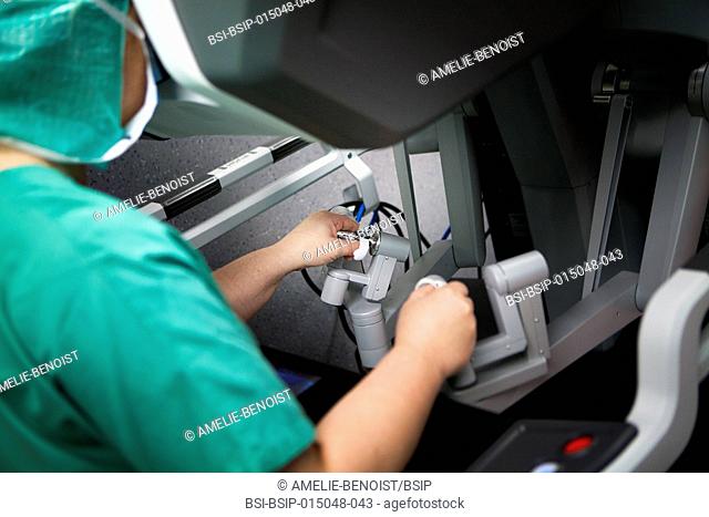 Reportage in an operating theatre during a hysterectomy using the da Vinci robot®. The surgeon steers the robot from the console