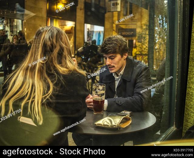 couple sitting at outdoor table, Bistrot Girondin, Rue Saint RemiBordeaux, Gironde Department, Nouvelle Aquitaine, France