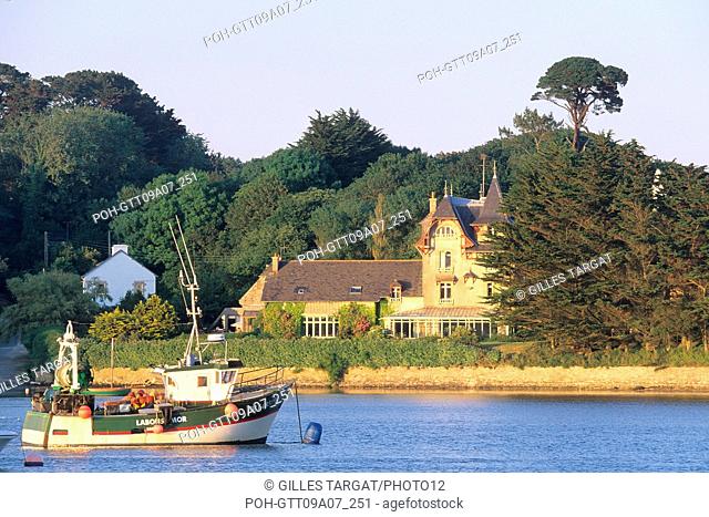 tourism, France, brittany, north finistere, cotes des abers, aber benoit, house, fishing boat Photo Gilles Targat