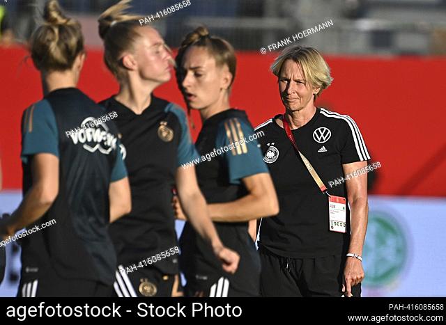 Martina VOSS-TECKLENBURG (Bundescoachin GER) observes her players warming up. Germany (GER) -Zambia (ZMB) 2-3 on July 7th, 2023