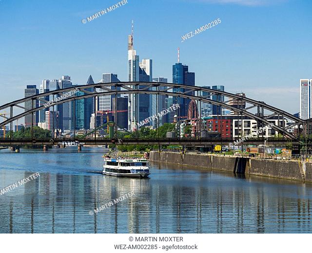 Germany, Hesse, Frankfurt, Deutschherrn Bridge, Excursion boat, Financial district in the background
