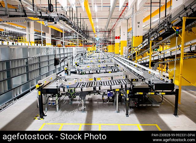 28 August 2023, Lower Saxony, Großenkneten: Conveyor technology for picking orders stands in Amazon's new logistics center at the former Ahlhorn air base