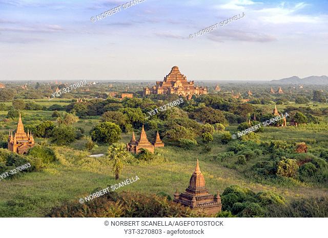 Myanmar (ex Birmanie). Bagan, région de Mandalay. La plaine de Bagan. Le temple de Dhammayangyi / Myanmar (ex Birmanie). Bagan, Mandalay region