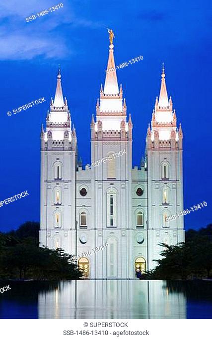 USA, Utah, Salt Lake City, Mormon Temple and reflecting pool in Temple Square