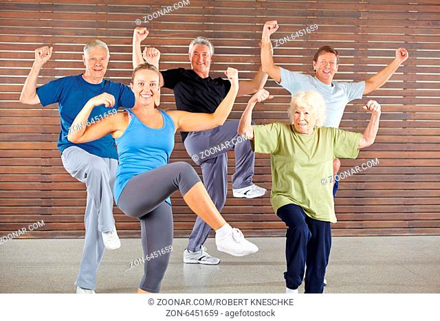 Glückliche Gruppe Senioren macht einen Bokwa Kurs im Fitnesscenter