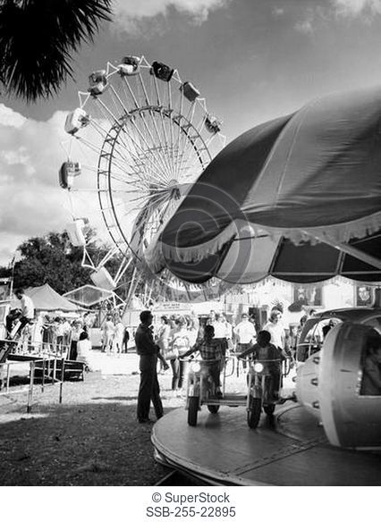 Tourists in an amusement park, Manatee County Fair, Palmetto, Florida, USA