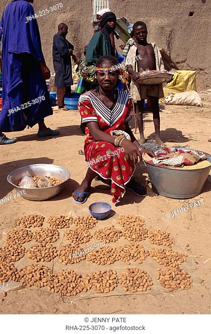 Girl selling peanuts, Sofara, Mali, West Africa, Africa