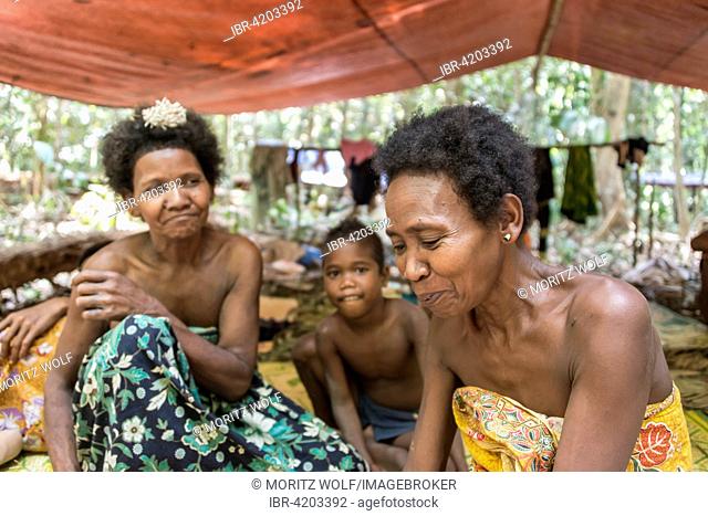 Women and children of the Orang Asil tribe sitting under tarpaulins in the jungle, native, indigenous people, tropical rain forest, Taman Negara National Park