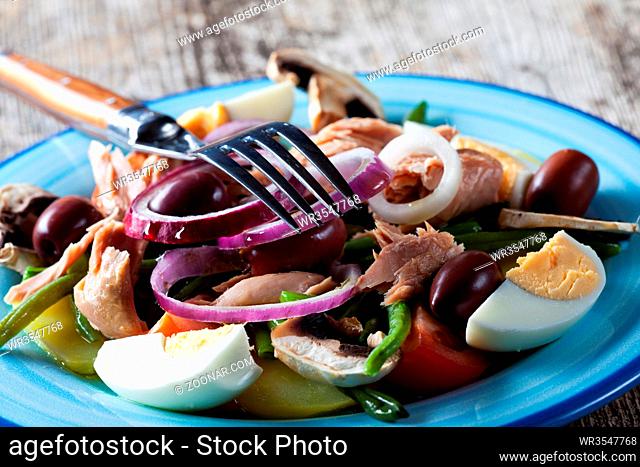 französischer Salat Nicoise auf einem Teller